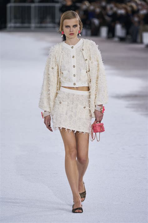 chanel runway outfits.